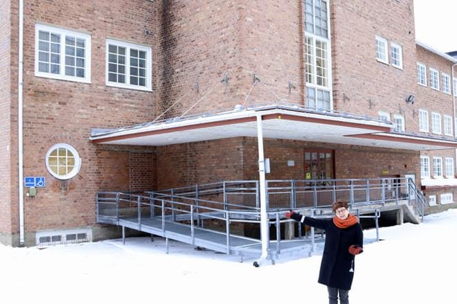 Susanna Tyrväinen iloitsee, että museokeskus saa käyttöönsä Tiklaksen rakennuksen. Rakennus on kulttuurihistoriallisesti arvokas. Kuva Jesse Tuuri