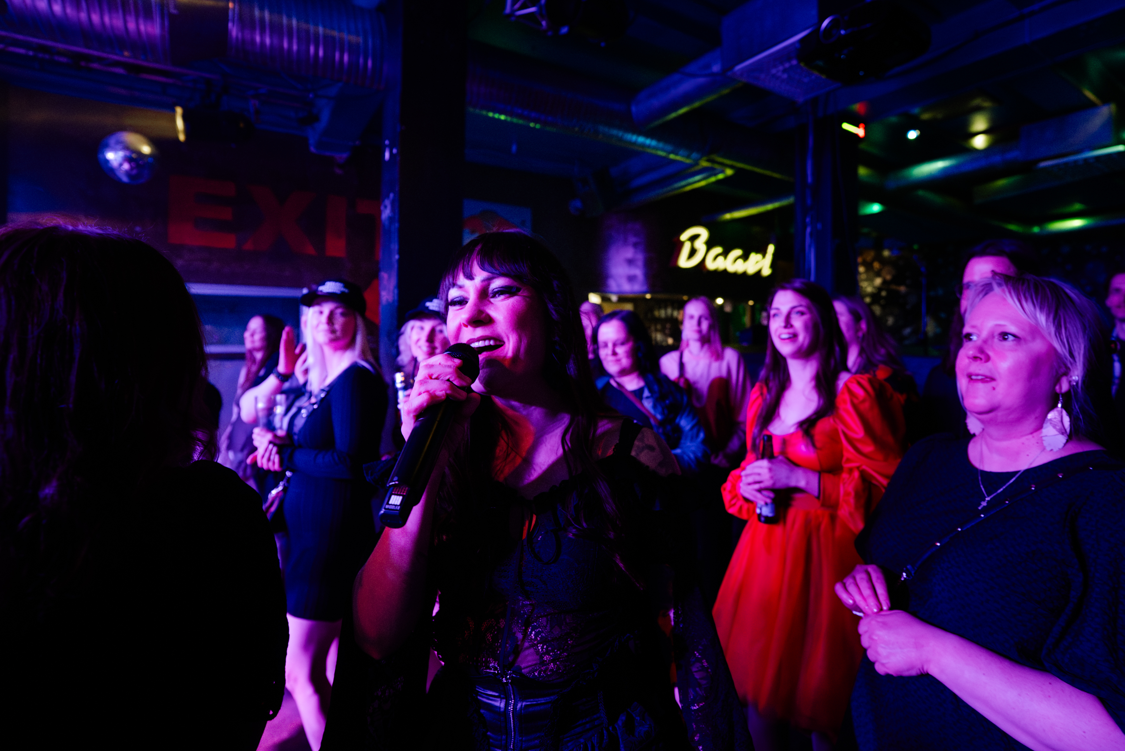 Arvio: Mira Luodin keikka Nelivitosessa oli taidokas, mutta yleisö ja räväkkyys puuttuivat