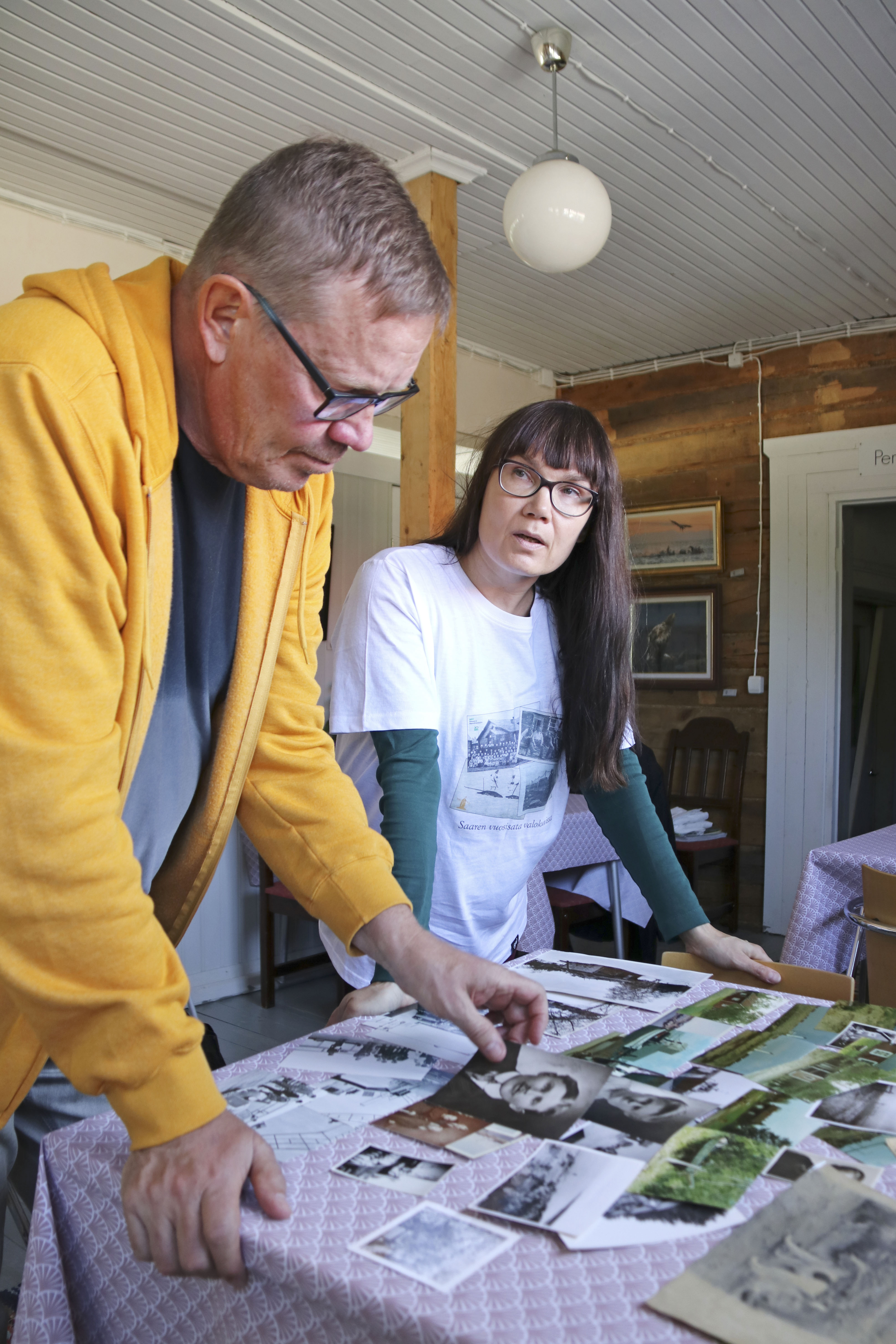 Valokuviin on tallentunut Hailuodon historiaa. Tässä otos Hailuoto-lautan ensimatkalta 50 vuoden takaa.