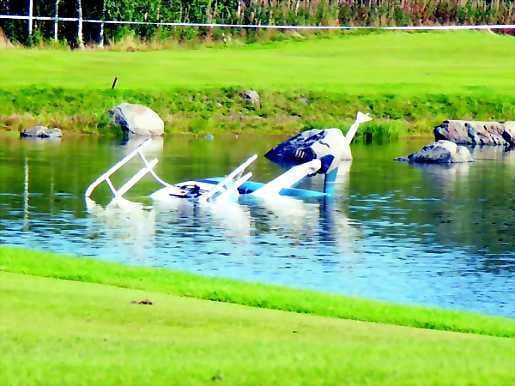 Helikopteri putosi ensin jaloilleen ja kellahti sitten golfkentän vesiesteeseen, jonne upposi.