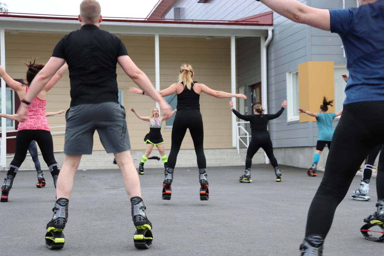 Tasapaino löytyy nopeasti ja Kangoo jumps -kengillä uskaltaa pian hyppiäkin.