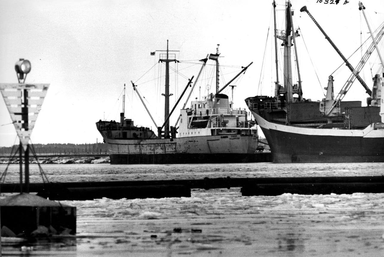Jäänmurtokausi loppusyksystä 1974 alkoi dramaattisesti, kun Murtaja sai pohjakosketuksen ja vuodon heti saavuttuaan Perämerelle. Arkistokuvassa jäänmurtajia Oulun satamassa joulukuussa 1972.