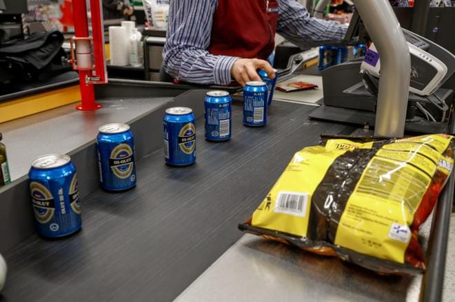 Tästä on kyse: sallitaanko myymälän ostoslinjalle jatkossa myös keskiolutta vahvempia alkoholijuomia ja -sekoituksia. KUVA: ELINA PAASONEN