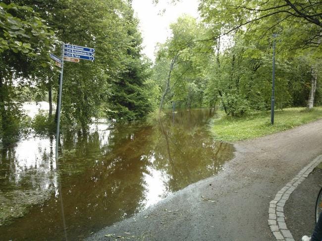 Oulujoen vesi tulvi Ainolan puistossa myös pyöräteille.