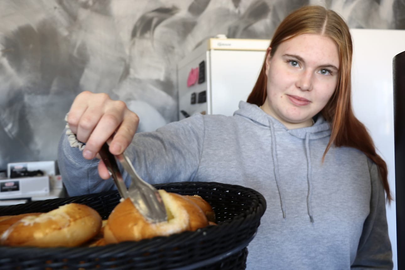 – Espanjaan pakkaan mukaan salmiakkia ja suklaata, oulaistelainen Emma Matikainen suunnittelee. Herkkuja hän ei pakkaa mukaan itselle, vaan ne viedään tuliaiseksi työharjoittelupaikkaan. Tämän viikon Matikainen on työharjoittelussa Cafe Herkutellassa.