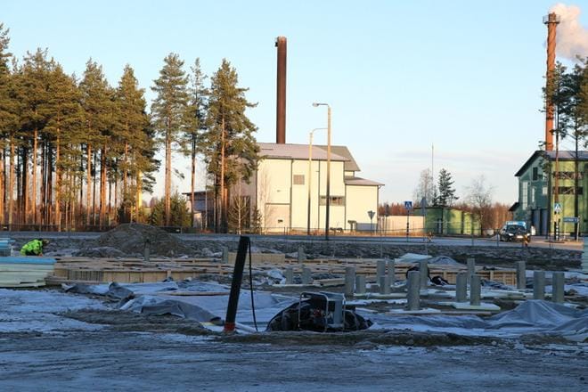 Paloaseman työmaalla paiskitaan hommia. Valmista on vuoden kuluttua. KUVA: SAILA COLLANDER