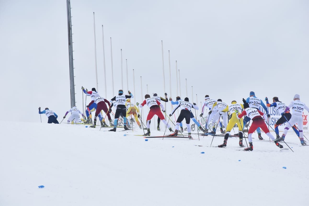 hiihtäjät kipuavat kohti stadionia Suomen Cupin yhteislähdössä Rukalla.