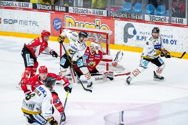 Niko Hovinen pelasi vahvan pelin Sportin maalilla. KUVAT: PASI SUOKKO