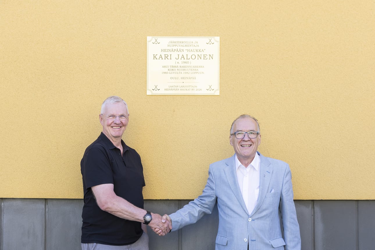 Kari Jalonen sai muistolaatan lapsuudenkotinsa seinään. Kättelemässä Heinäpään Haukat ry:n puheenjohtaja Rolf Hallvar.