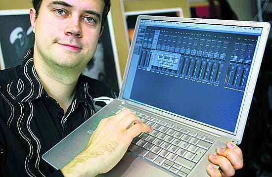 Soundit kohdalleen. Tietokone on myös kansanmuusikolle oiva apuväline. Kiureli Sammallahti haluaa tarjoilla intialaista menomeininkiä suomalaisittain maustettuna.