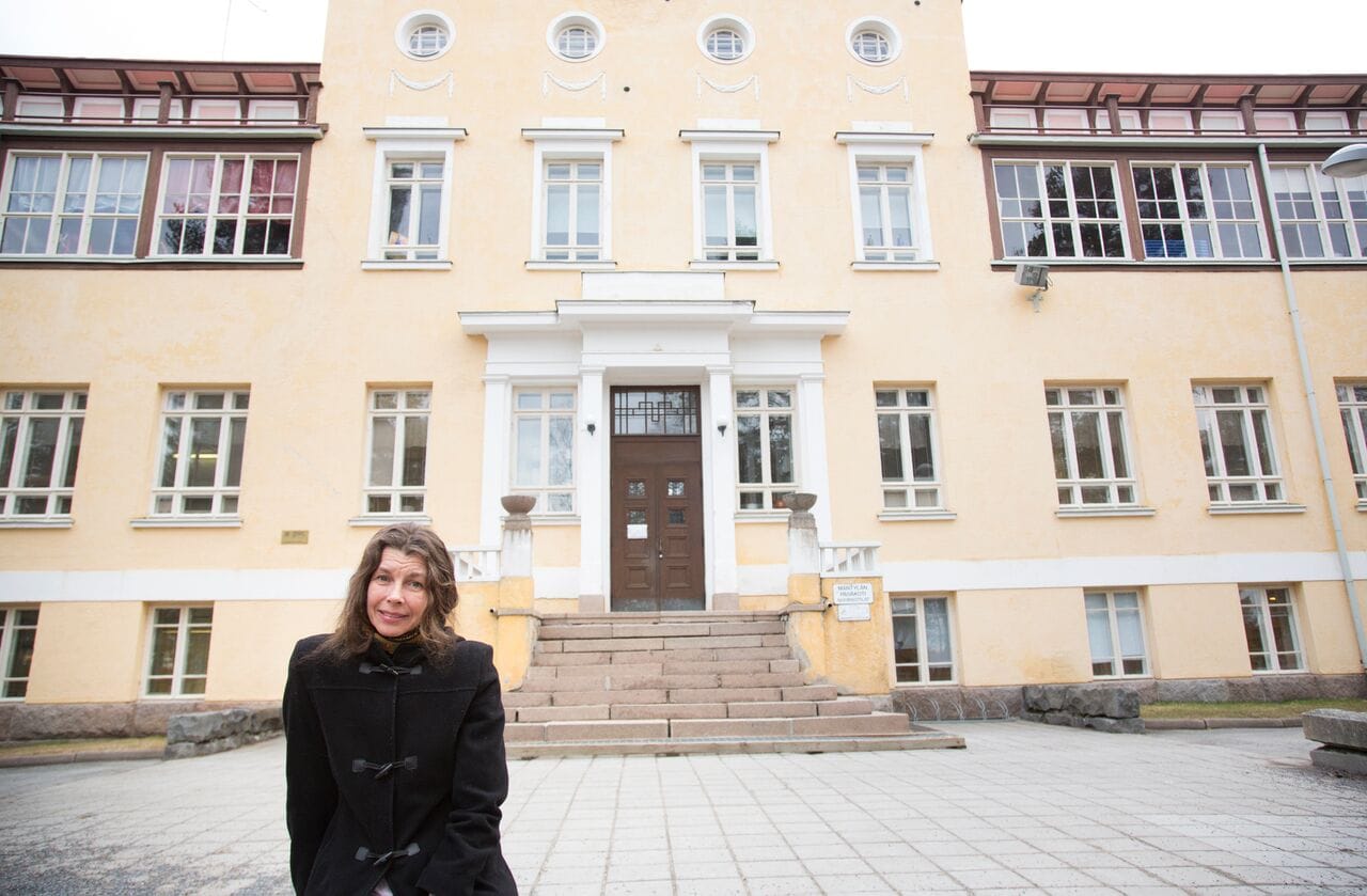 Katariina Vuoren uusin kirja Joulumerkkikodin lapset kertoo tuberkuloosiperheiden lasten kovasta kohtalosta. Oulun joulumerkkikodissa Mäntylässä hoidettiin 1912 lasta.