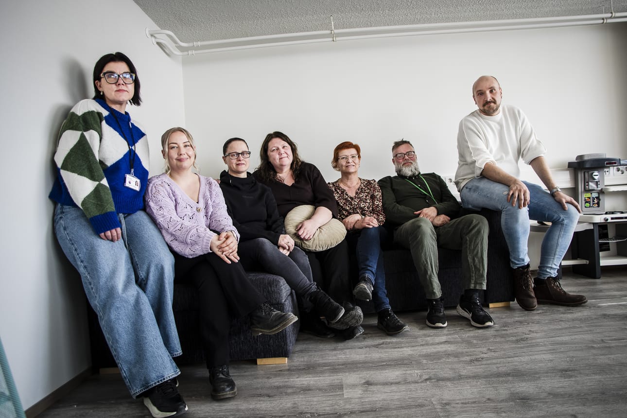 Uutta mallia hävikkiruuan jakeluun Rovaniemellä on kehitetty seurakunnan, SPR:n, Neuvokkaan ja muiden toimijoiden kesken. Kuvassa Tessa Jussila (vas.) , Minna Tuomenharju, Marika Ahola, Eeva-Maria Kanerva, Sari Koski, Mika Törmänen ja Eppu Pikkarainen.