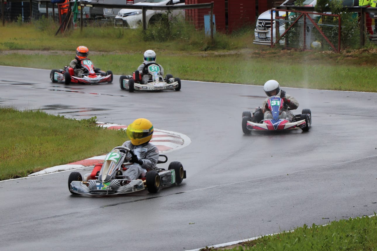 Märkä ja lätäkköinen rata koetteli kuskien ajotaitoja toden teolla.