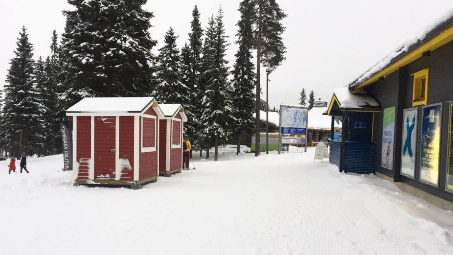 Pudasjärven kunnan verkkotiedotteen kuvasta ilmenee millaiset myyntikojut ovat kiinnostuneiden varattavissa Iso-Syötteellä.