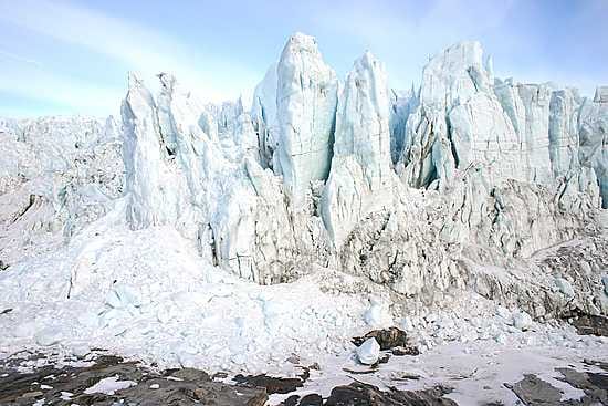 Mannerjää murtuu Grönlannissa Russels Gletcherissä pilareiksi.
