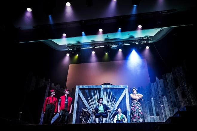 Ann-Luise Bertellin ohjaamassa musikaalissa kuullaan viisitoista musiikkinumeroa. Esiintyjinä ovat Kevin Holmström (vas.), Jonas Bergqvist, Axel Åhman, Jakob Norrgård ja Susanne Marins. KUVAT: OUTI NEUVONEN