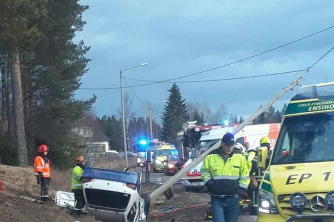 Ralliauto ajautui ojaan Isonkyrön Lehmäjoella. KUVA: LUKIJAN KUVA