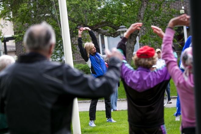 Hiihtäjälegenda Marja-Liisa Kirvesniemi vei kirkkokansan kävelylle liikuntakirkon jälkeen. KUVA: JAAKKO ELENIUS