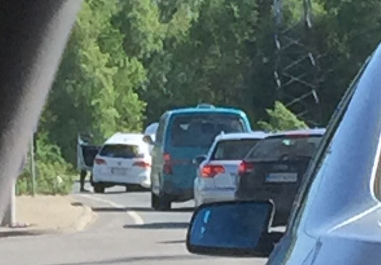Moottoripyörä ja henkilöauto kolaroivat Limingantullissa ruuhka-aikaan.