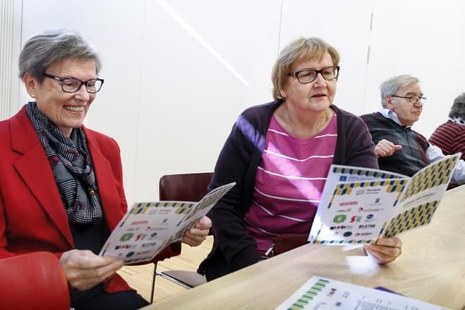 Suoma Riekki ja Tuula Lahdenmäki ovat tyytyväisiä siihen, mitä kaksiviikkoinen Armas-festivaali tarjoaa. Muutenkin menoja olisi yllin kyllin. Avajaispäivän laulut vakuuttivat ja koskettivat molempia. KUVAT: JOUKO HÄNNINEN