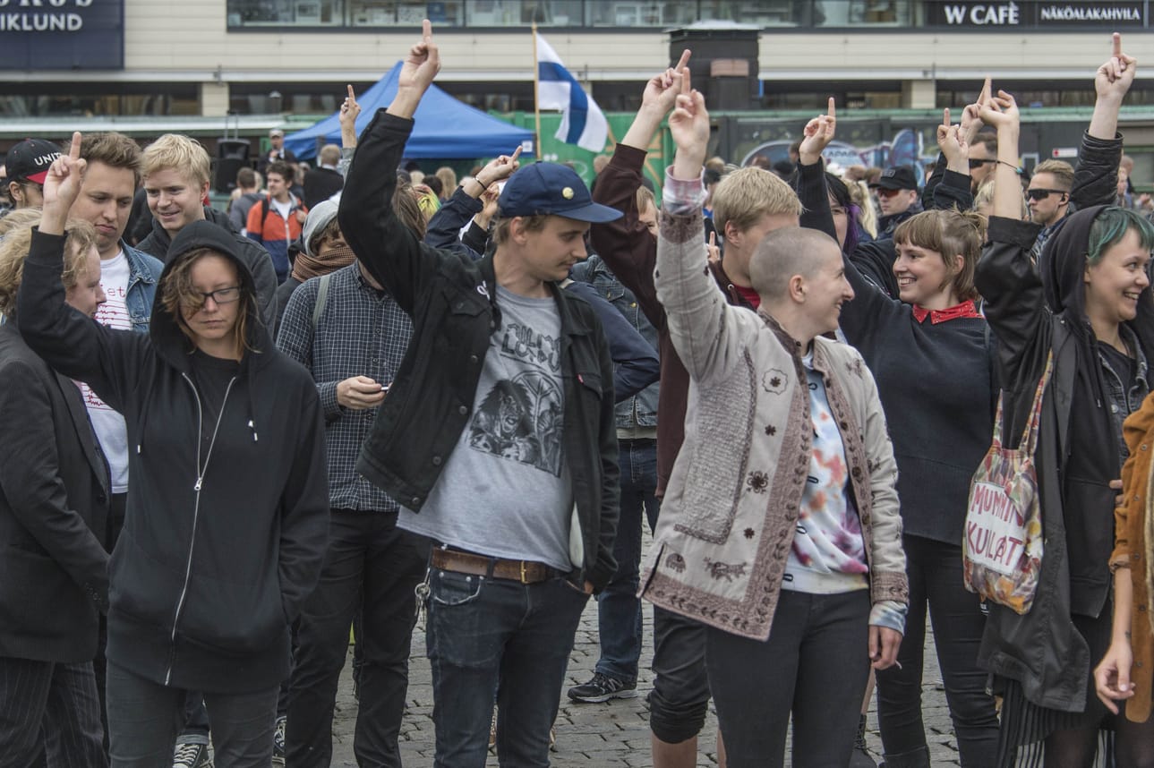 Kymmenet ihmiset osoittivat mieltään Suomi Ensin -mielensoitusta vastaan.