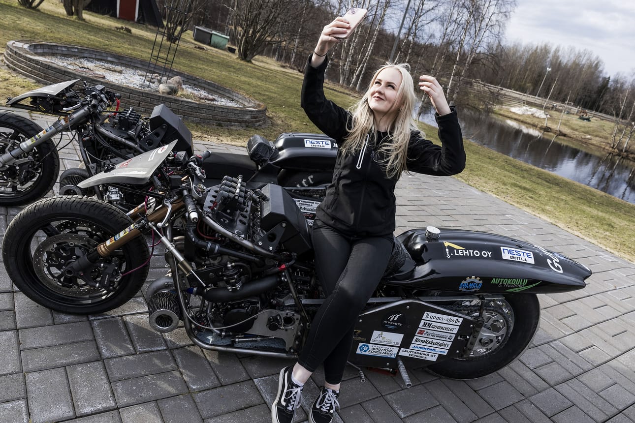 Suomen mestaruuteen tähtäävä Viivi Ollikainen huolehtii tiiminsä somenäkyvyydestä. Pyörä on sama kuin viime kaudella, mutta turbo on muuttunut.