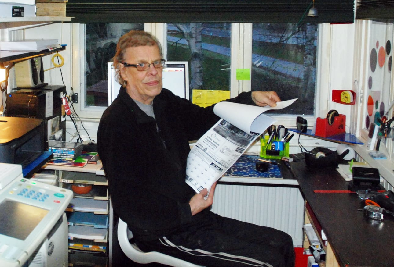 Leo Ingves kuvattuna työhuoneessaan A3-kokoinen kalenteri kourassaan.
