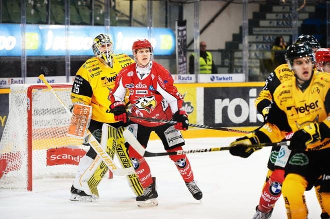 Jyri Niemi piti Joni Nikkoa kurissa.