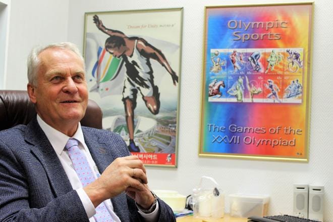 Antti Rajamäen työhuoneessa olevat urheilujulisteet Etelä-Koreasta sekä Sydneyn olympialaisista lähtivät hänen mukaansa kotiin. Julisteet ovat tyttären Susanna Rajamäen tuliaisia hänen edustaessaan Suomea kyseisissä kisoissa yleisurheilun seitsenottelussa. KUVA: MINNA ZILLIACUS