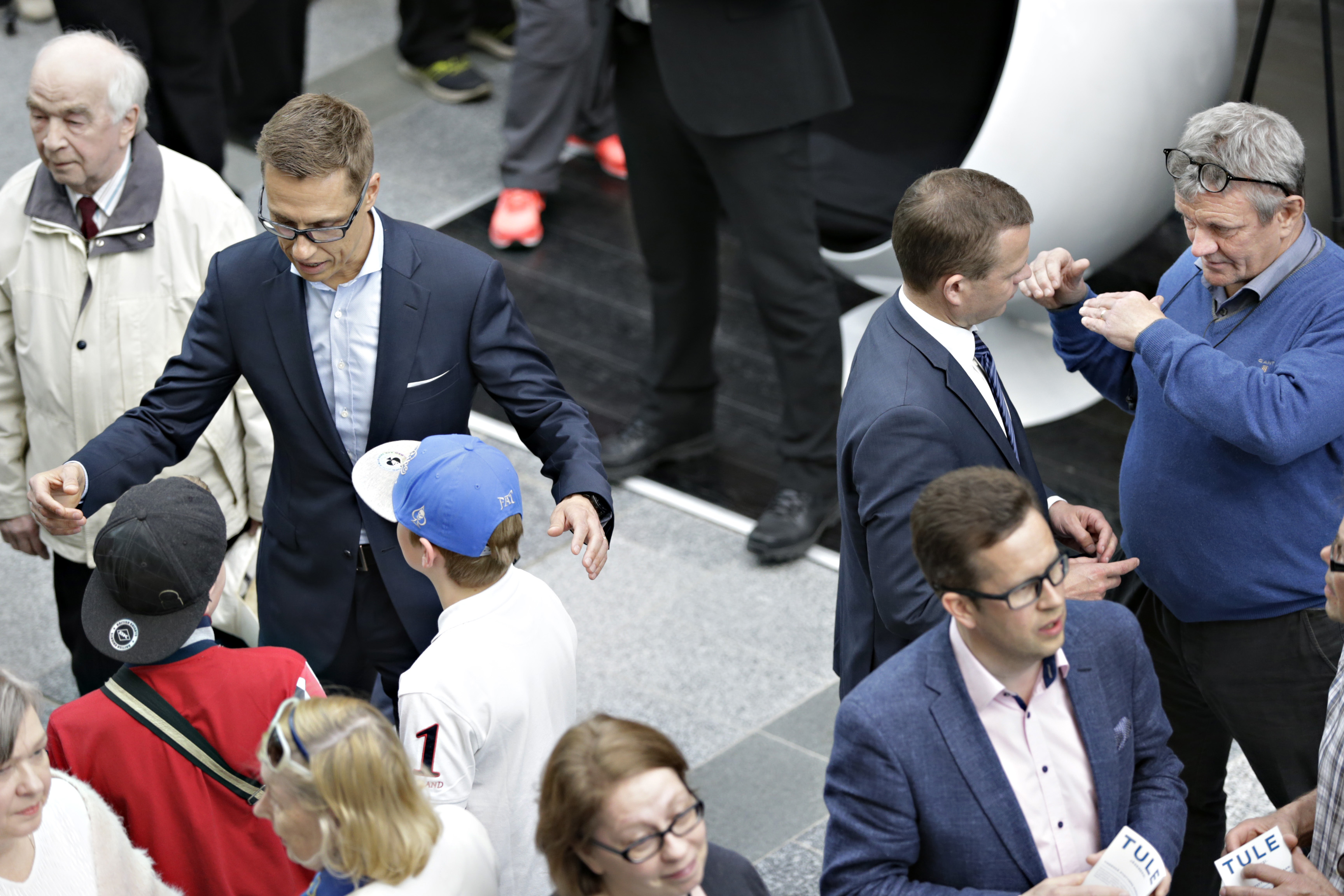 Kokoomuksen puheenjohtajaehdokkaita tentataan tänään Kauppakeskus Valkeassa.