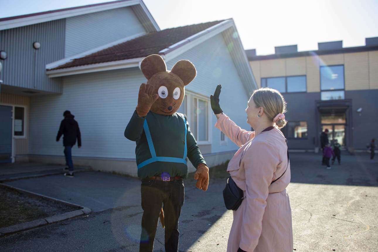 Murron koulun uusi maskotti Muro-hiiri tulee koululaisille jatkossa tutuksi koulun tapahtumissa. Vanhempaintoimikunnan jäsen Jenni Ristiluoma tervehti maskottia koulunpihalla.