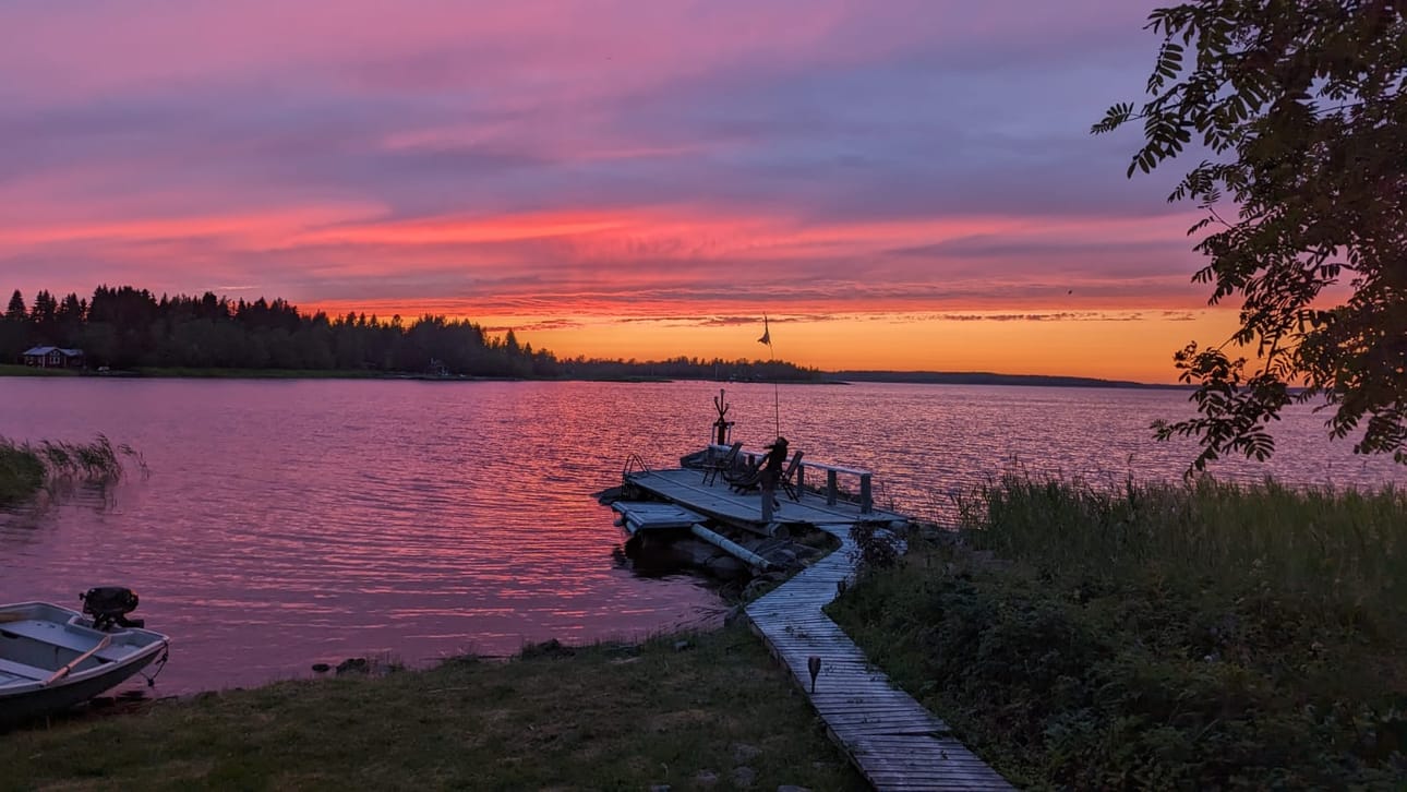 Majorsgrundin vieraat kehuvat auringonlaskuja.