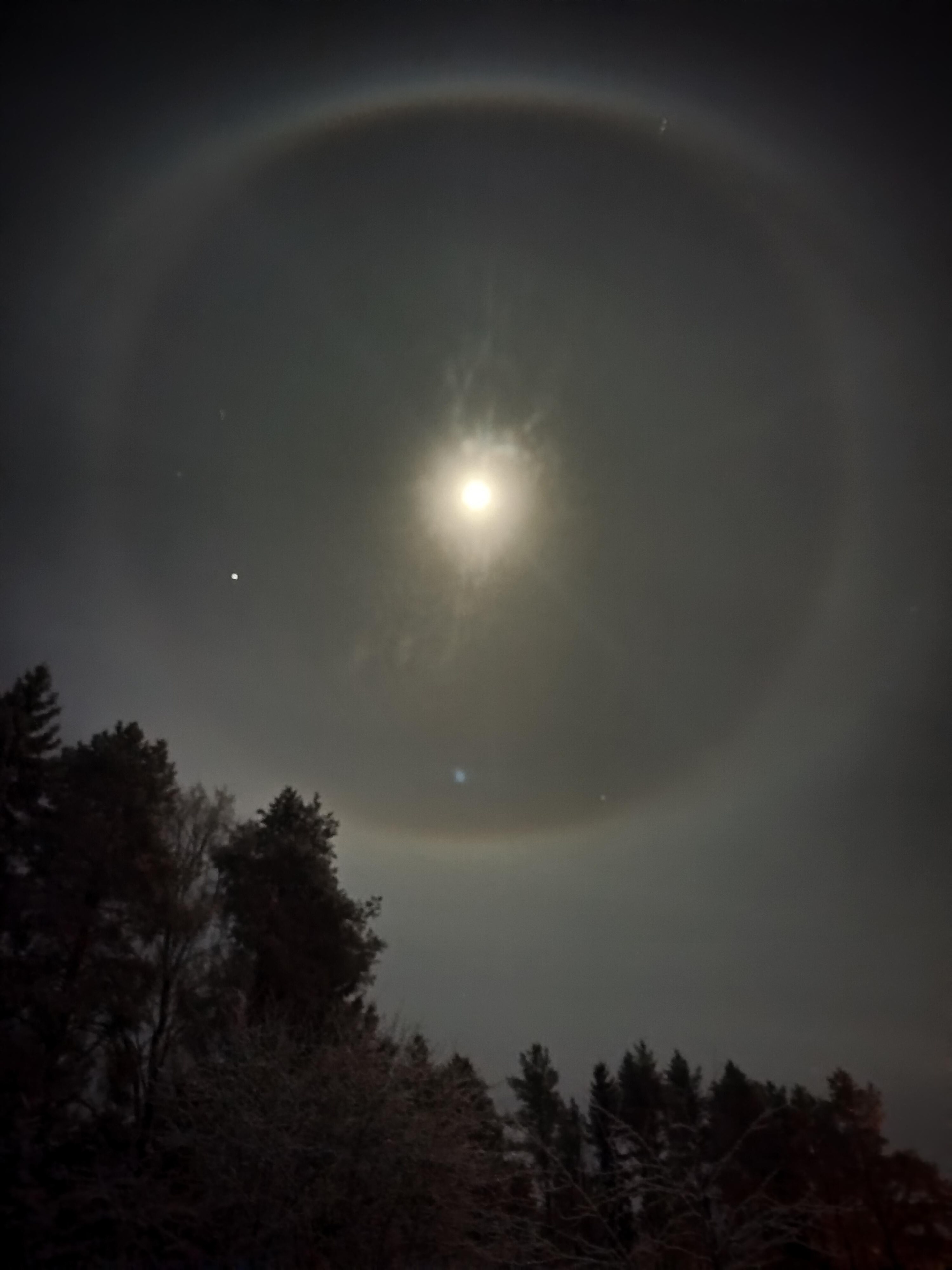 Koitelinkoskella oli upea halorengas  kuun ympärillä. Näkyi muutama tähtikin. Kaunis yö.