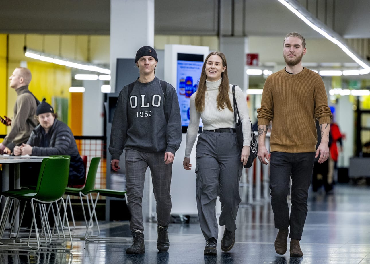 Oulua pidetään opiskelijoiden keskuudessa melko hyvänä opiskelukaupunkina. Kuvassa Akseli Stång (vas.), Tiina-Kaisa Nikkinen ja Atte Vuoristo. Arkistokuva.