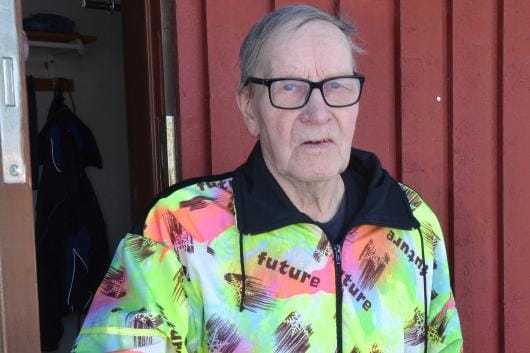 Jaakko Joensuu kertoo, ettei itse ole ollut kilpahiihtäjä, mutta hiihtokilometrejä on hänellekin kertynyt paljon. KUVA: MARKKU TURPELA