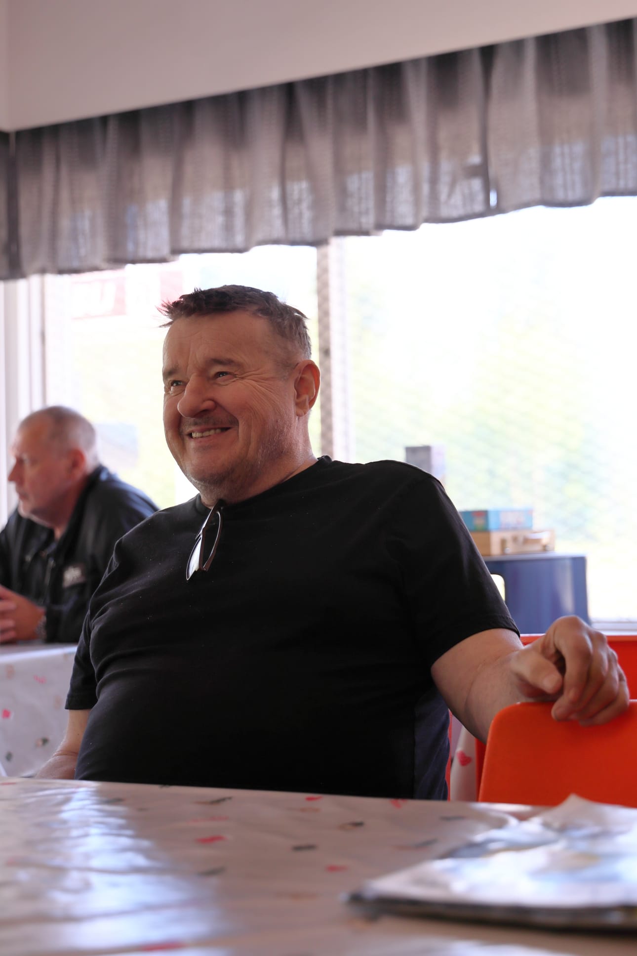 – Hyvin vähän on niitä päiviä, kun en oo täällä ollu, toteaa Lindelä pitkästä urastaan huoltoasemalla.
