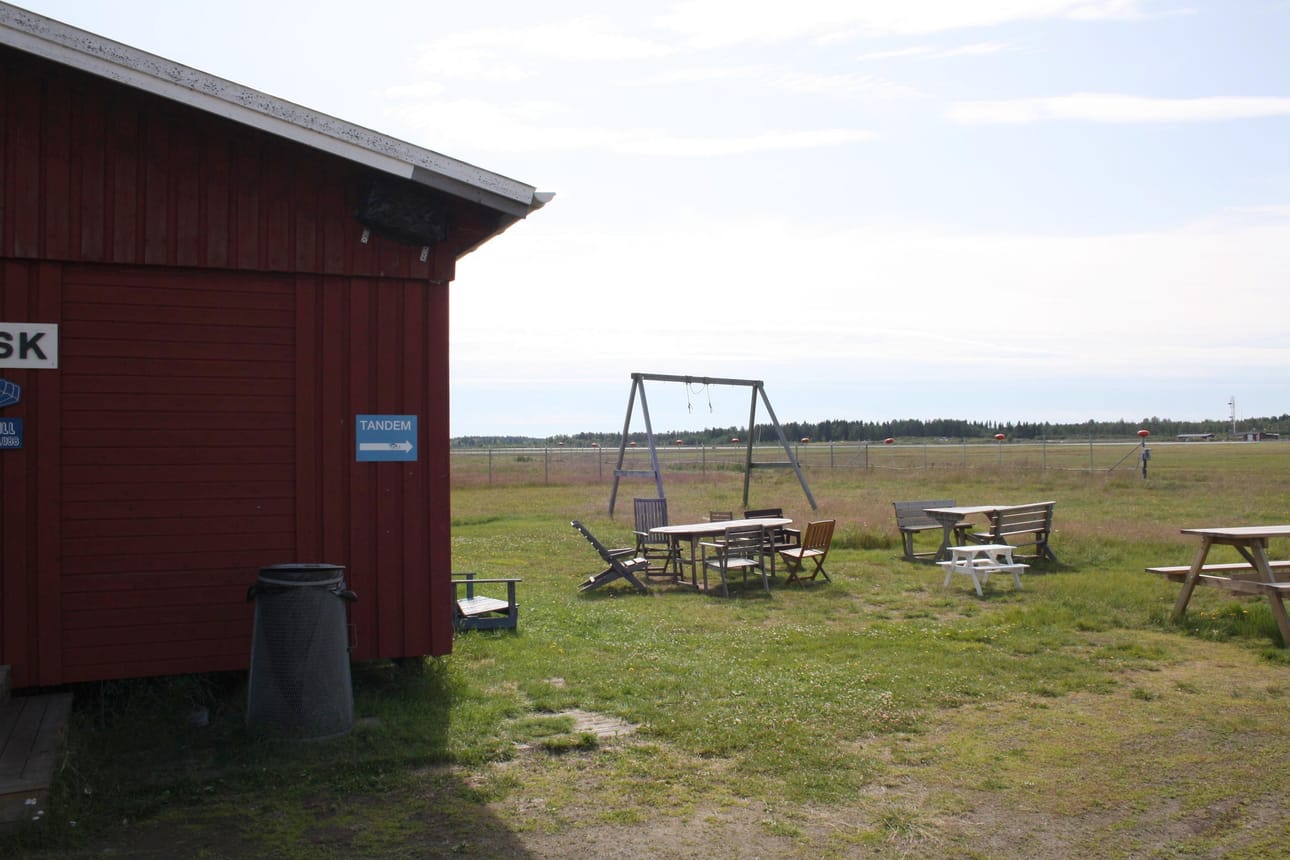 Uumajan laskuvarjohyppääjien kerhotalo sijaitsee Uumajan lentokentän vieressä.