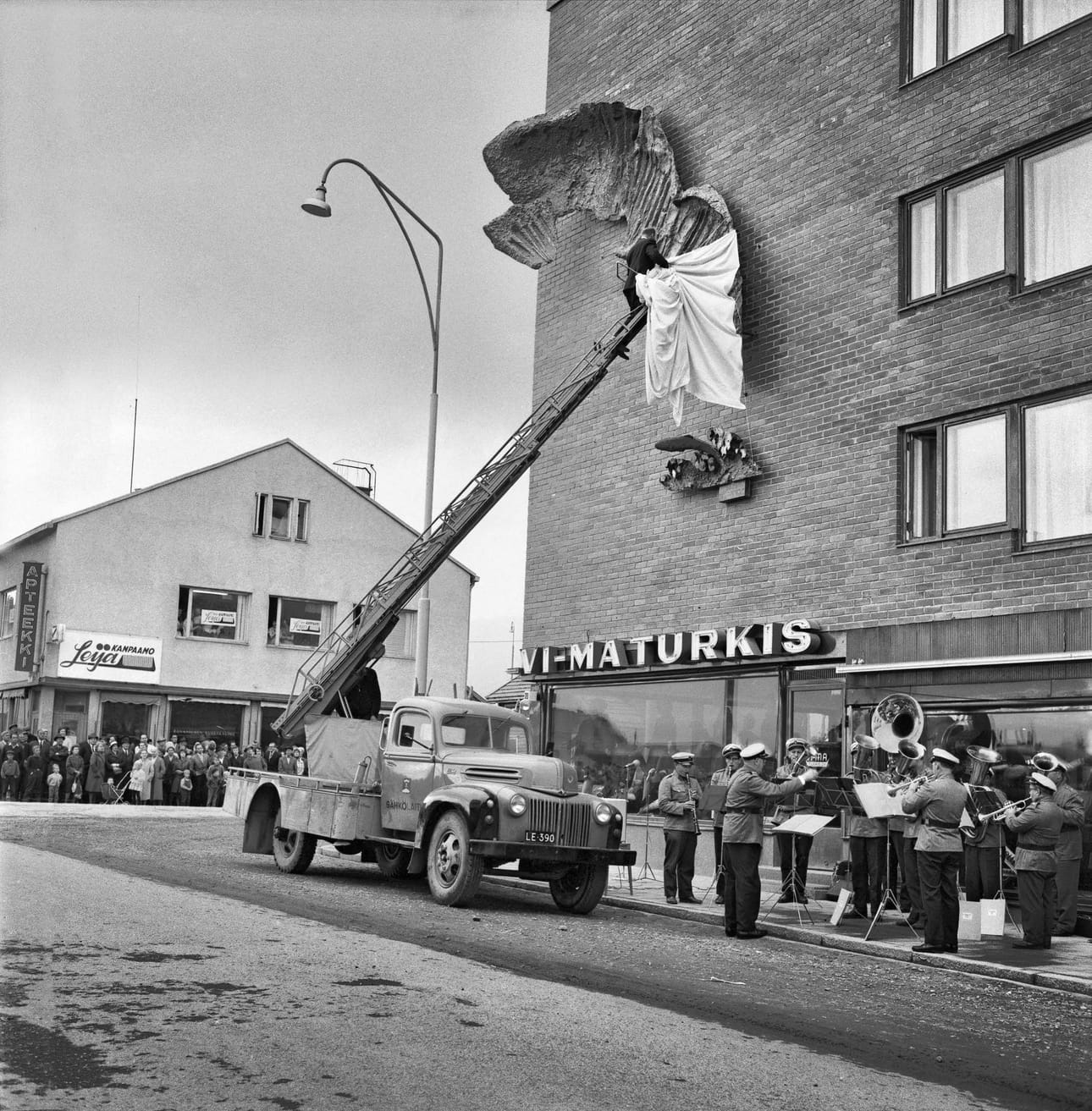 Sähkölaitoksen työntekijät paljastivat Aurora Borealis -reliefin juhlallisesti elokuussa 1962. Reliefi on ainoa Alvar Aallon rakennuksensa julkisivuun suunnittelema. Teoksen toteutus on kuvataiteilija Heikki Häiväojan. Arkistokuva.