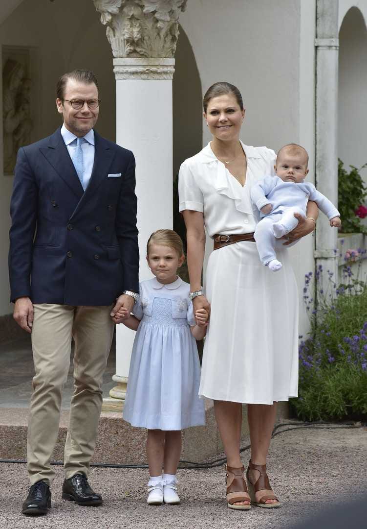 Kuninkaallinen perhe oli pukeutunut sävy sävyyn.