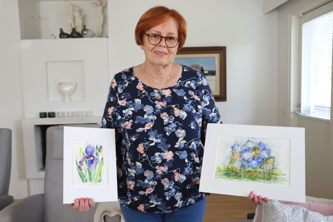 Kukkien ystävänä Pirjo Kaihoniemi maalaa akvarellejakin mieluiten kukista.