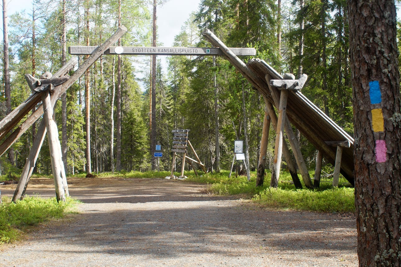 Tästä portista menee valtaosa Syötteen kansallispuistossa vuosittain kävijöistä. Rakenteissa on laskuri, josta kävijämääriä selvitetään.