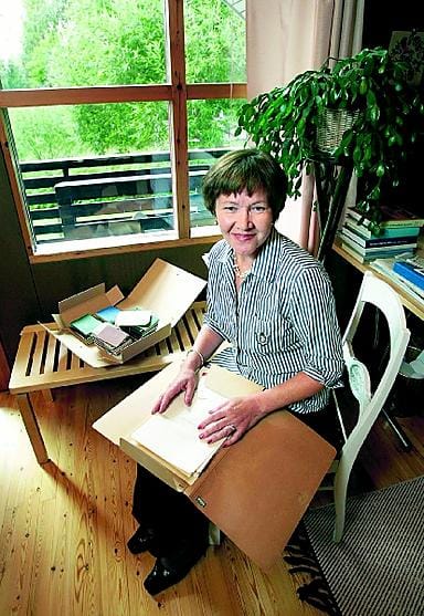 Tutkija Tytti Isohookana-Asunmaa selvittelee kotonaan Haukiputaalla Kerttu Saalastin mittavaa poliittista arkistoa.