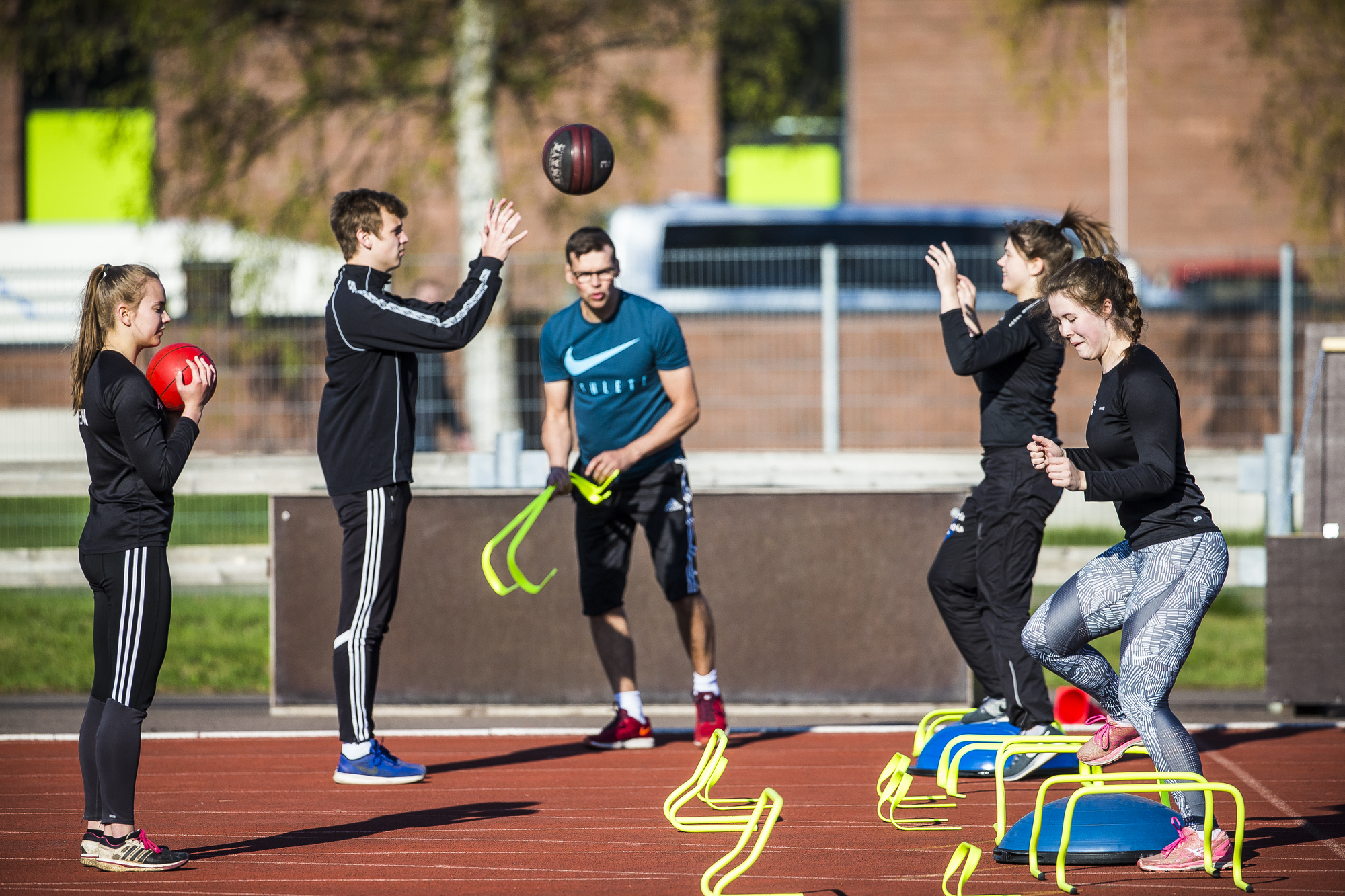 Ilkka Kontinaho haluaa tuoda akatemialaisille monenlaisia harjoitteita. Tiistaina porukka treenasi Koivuluodossa.