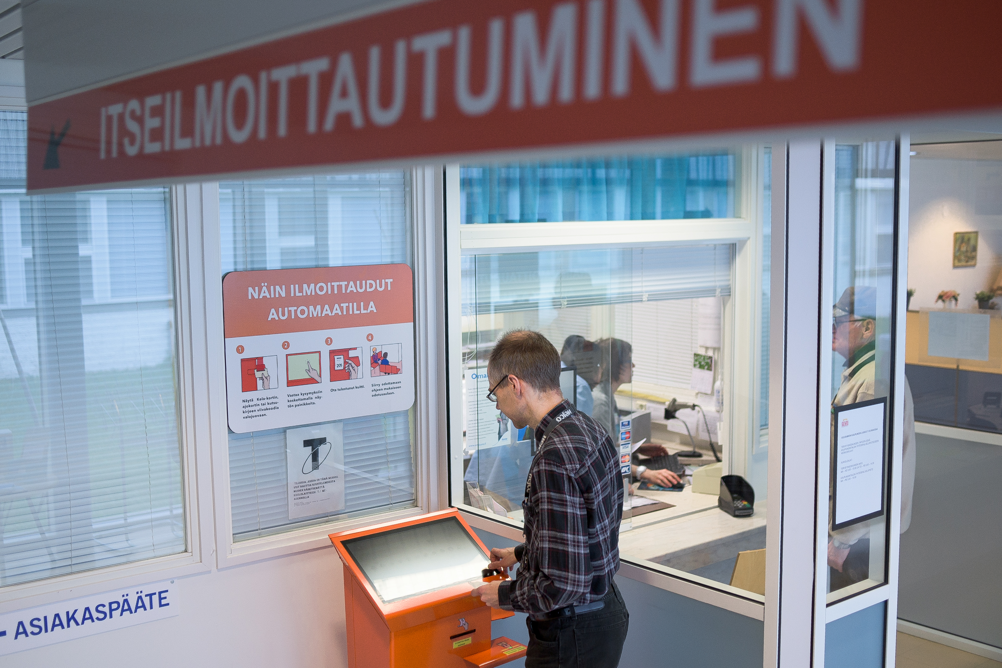 Kari Korhonen ilmoittautumassa.