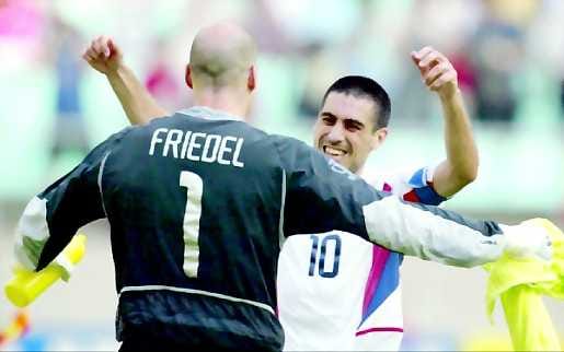 Onneksi olkoon. USA:n maalivahti Brad Friedel ja kapteeni Claudio Reyna juhlivat puolivälieräpaikkaa riehakkaasti.