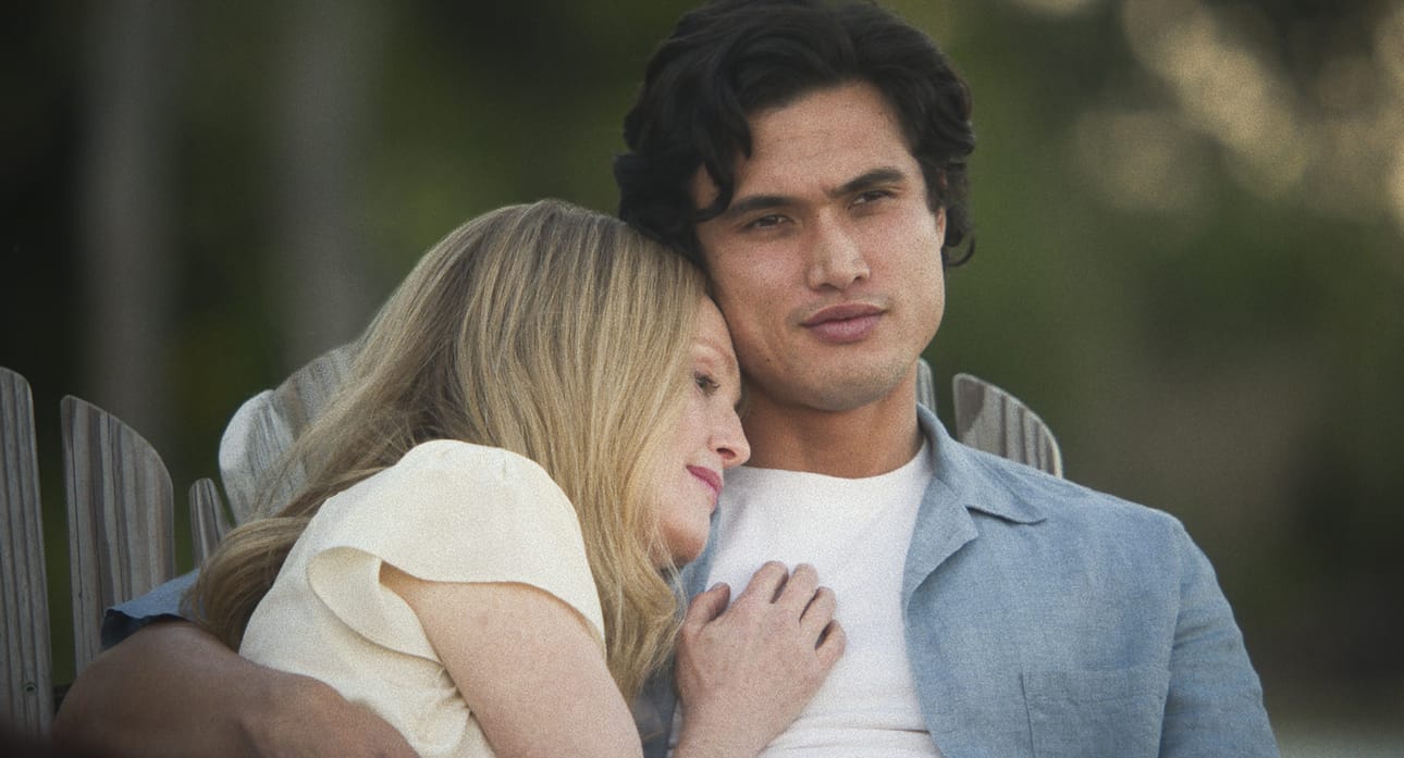 Gracie (Julianne Moore) ja Joe (Charles Melton) näyttävät onnelliselta pariskunnalta, mutta menneisyys muistuttaa itsestään. Monitasoinen tarina ja näyttelijäntyö luovat ahdistavan ja kiinnostavan kokonaisuuden Todd Haynesin elokuvassa May December.