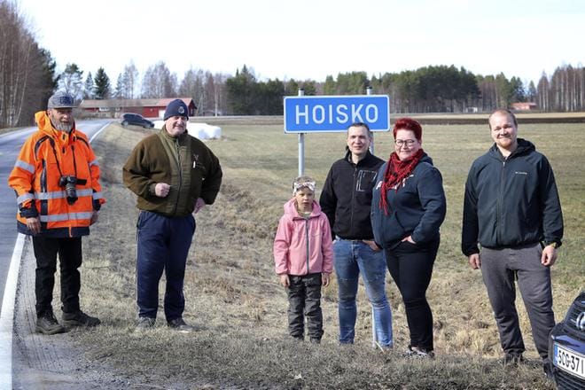 Pekka Viitaniemi, Tapani Hoisko, Nella ja Mika Kyrönlahti, Saija Ylinen ja John-Eerik Sivula ovat tyytyväisiä. Nyt kaikki tietävät olevansa Hoiskossa. KUVA: JOHANNA KATAJA