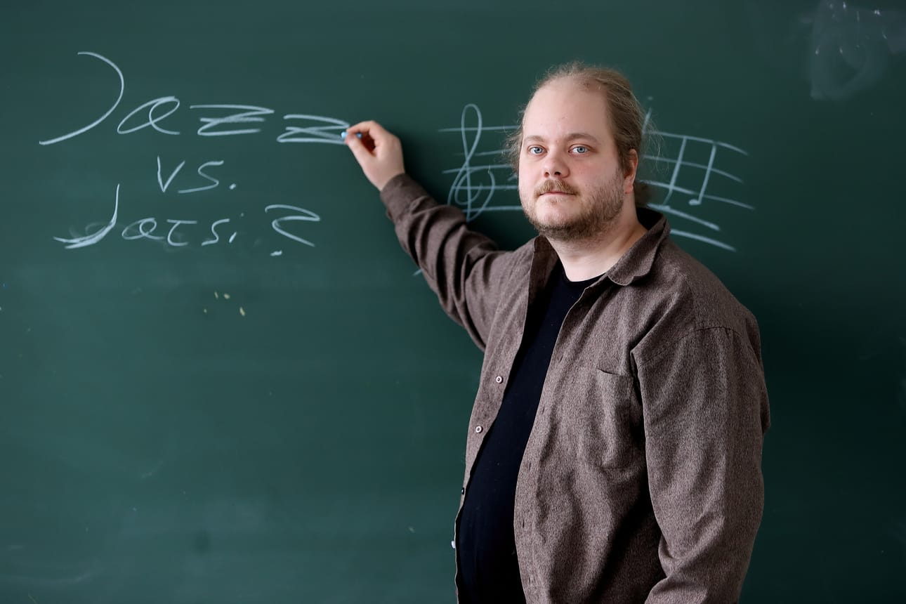 Gabriel Korhonen esiintyi yksillätoista peräkkäisillä Rantajatseilla. Ensi kesänä keikkaa ei ole eikä tule. Hänellä on linjana, että päättävä henkilö ei voi sopia itselleen tai bändeilleen keikkaa tai ainakaan hyötyä niistä taloudellisesti. Tosin talkootyönä hän saattaa festivaaleilla torveaan soittaa.