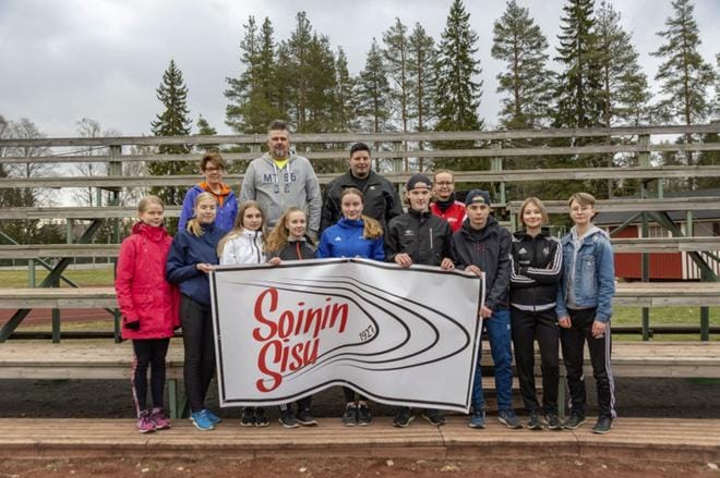 Soinin Sisun yleisurheilujaoston kesäkauden avauksessa oli mukana Sisun toimijoita, nuorten urheilijoiden tukijoiden edustajia sekä nuoria yu-koulun ohjaajia. KUVA: AARRE LÖYTÖMÄKI