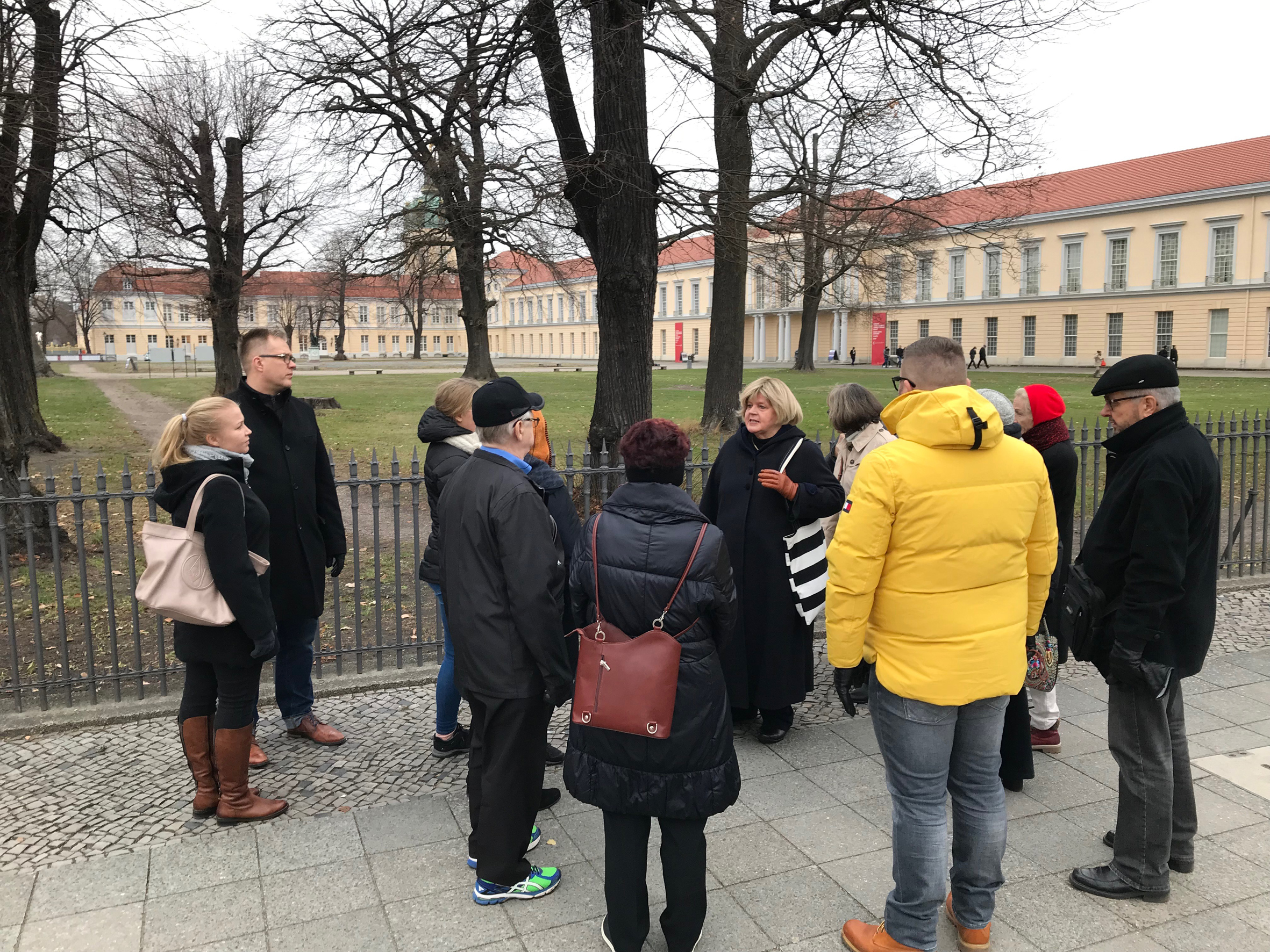 Charlottenburgin linnan puistoon tutustuttiin paikallisen oppaan johdolla.